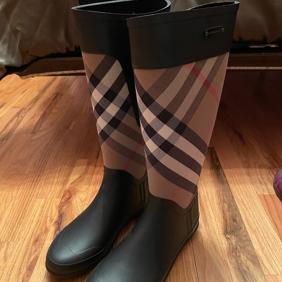 AUTHENTIC Burberry Rain Boots - Picture 5 of 7